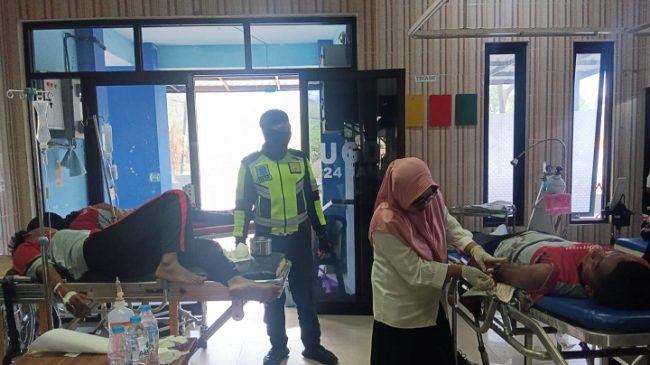 Mobil Rombongan SMAN 1 Panji Situbondo Terguling, Belasan Siswa Terluka 