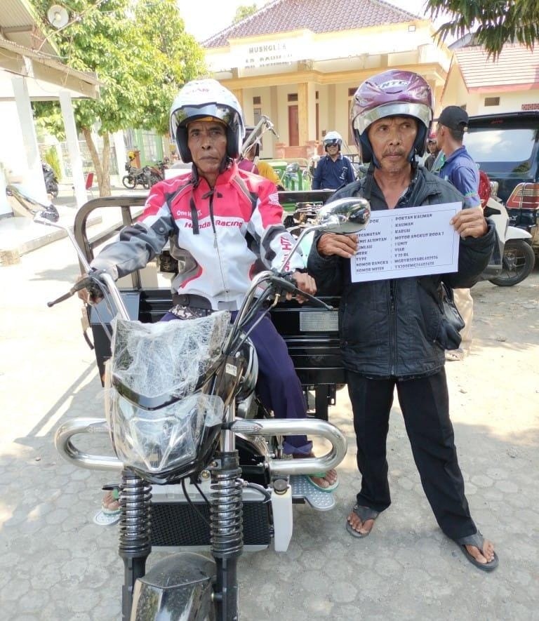 Poktan Kauman Kabuh Jombang Terima Bantuan Motor Angkut Tiga Roda