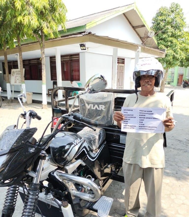 Manfaat DBHCHT Poktan Genenganjasem Jombang, Terima Bantuan Motor Tiga Roda