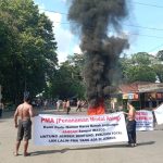 Resah Jalan Rusak Akibat Truk Tronton, Warga Jember Unjuk Rasa Sepanjang Rambipuji-Puger