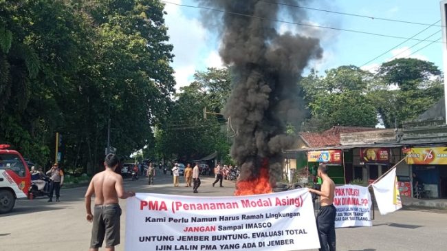 Resah Jalan Rusak Akibat Truk Tronton, Warga Jember Unjuk Rasa Sepanjang Rambipuji-Puger