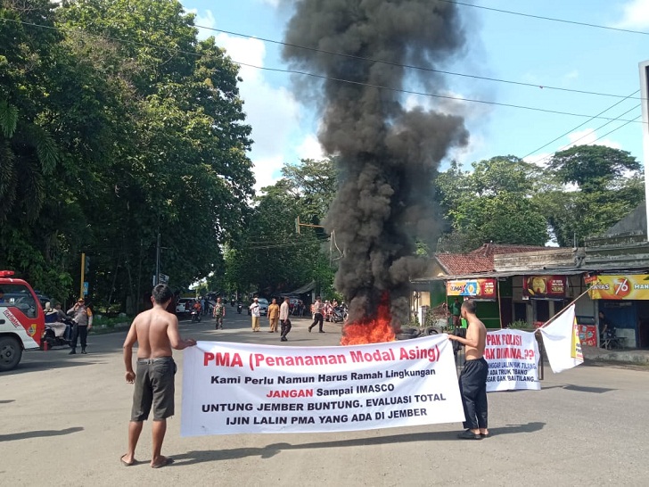 Resah Jalan Rusak Akibat Truk Tronton, Warga Jember Unjuk Rasa Sepanjang Rambipuji-Puger