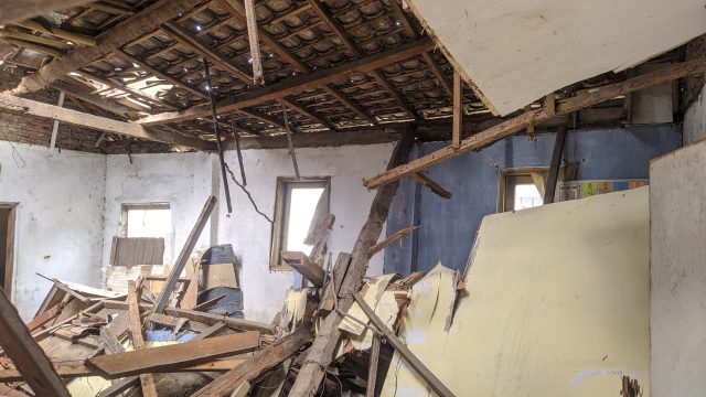 Kayu Bagian Atas Bangunan Lapuk, Ruang KS SDN Sumbersalam Bondowoso Ambruk