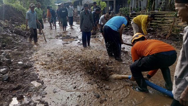 Hujan Deras Selama 5 Jam, Sebabkan Banjir dan Longsor di Bondowoso