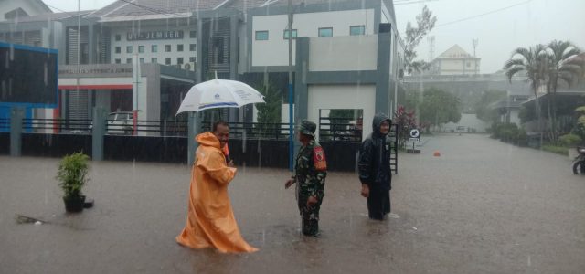 Banjir Jember Hampir Hanyutkan Mobil