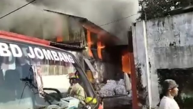 Pabrik Plastik Ditengah Pemukiman Padat Penduduk Terbakar