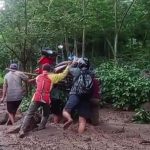 Viral di Medsos, Dua Pemotor di Situbondo Terjebak Material Longsor