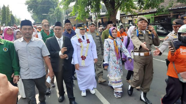 Usai Sungkeman Ke Orang Tuanya, Wabup Situbondo Ulfi Jalan Kaki Menuju Wisma