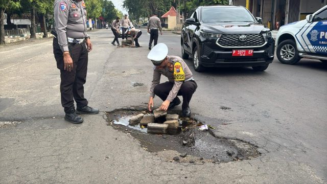 Sosialisasikan Keselamatan Petugas Satlantas Polres Situbondo Tandai Jalan Berlubang