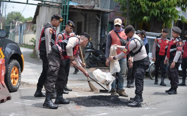 Samapta Polres Situbondo Menutup Jalan Berlubang di Sepanjang Jalur Pantura