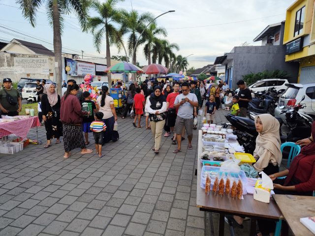 Warga Perumahan Jember Sulap Jalan Double Way Jadi Pasar Ramadan