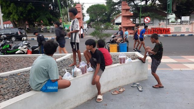 Keseruan Bocah di Situbondo, Ngabuburit Sambil Berburu Takjil Gratis