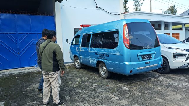 Mobil Jenazah Terguling di Depan Masjid Jember