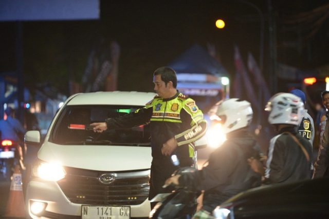 Jalur Pantura Situbondo Padat, AKPB Rezi Dharmawan Turun Mengatur Arus Lalin 