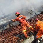 Pabrik Krupuk di Jember Terbakar, Petugas Damkar Tersengat Listrik