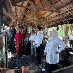 Tinjau Kios PKL Besuki Situbondo yang Terbakar, Mas Rio dan Mbak Ulfi Salurkan Bantuan 