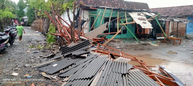 Angin Puting Beliung Menerjang Belasan Rumah Warga Situbondo
