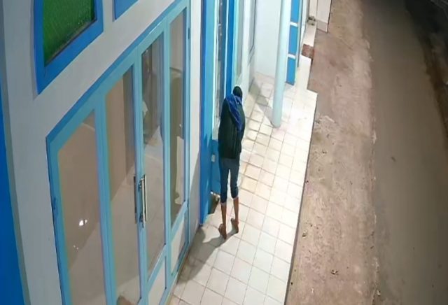Aksi Maling Bobol Dua Kotak Amal Masjid di Situbondo Terekam CCTV