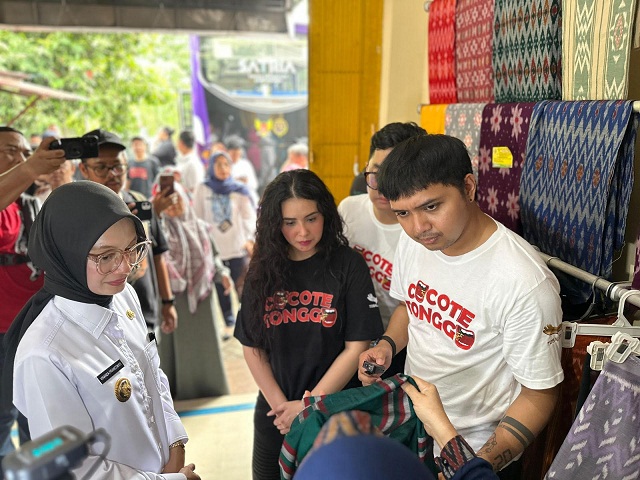 Mbak Wali Kota Kediri Ajak Pemain Film Cocote Tonggo ke Kampung Tenun Ikat Bandar Kidul