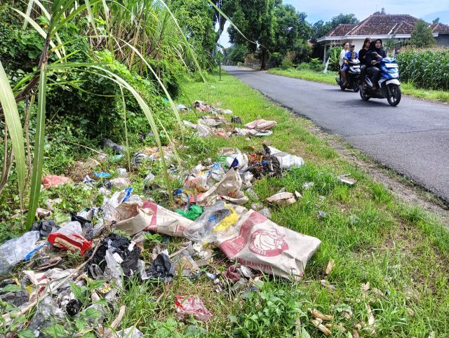 DLH Jombang Terkesan Belum Serius Tangani Tumpukan Sampah Liar di Jombang