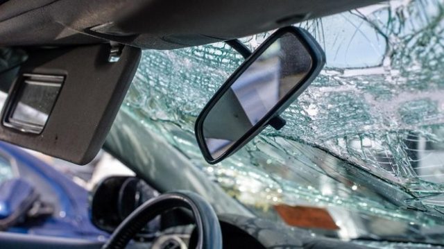 Kecelakaan Minibus Travel di Pasuruan 4 Orang Luka,Diduga Sopir Mengantuk