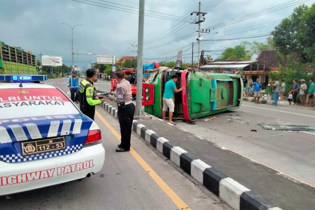 Sopir Ngantuk, Mikrobus di Madiun Terguling, Seorang Penumpang Meninggal