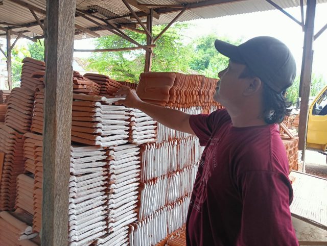 Musim Hujan,Produksi Pengerajin Genting di Jombang Turun Dratis