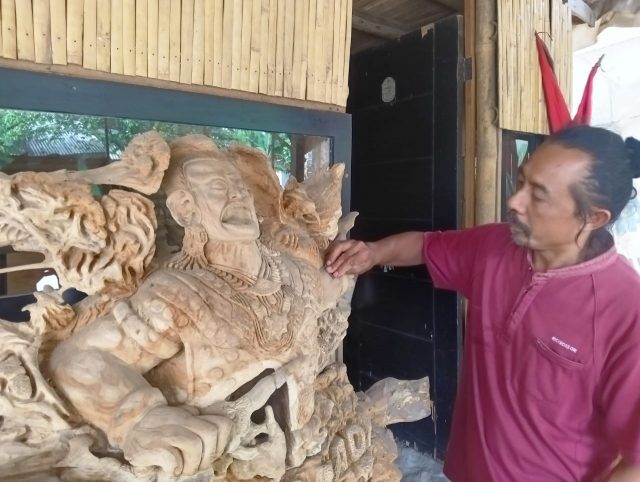 Pengerajin Pahat Patung Kayu Jombang, Memperkenalkan Budaya Lewat Seni Memahat Kayu