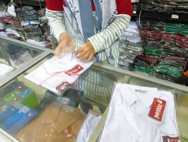 Seragam Sekolah Diburu Warga Jombang, Penjualan di Pasar Legi Tembus 30 Setel