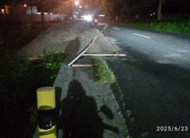 Tumpukan Material Proyek di Dekat Kantor PUPR Jombang Hampir Sebabkan Kecelakaan