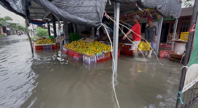 Omzet Anjlok Akibat Banjir, Pedagang Buah di Jombang Merugi Jutaan Rupiah