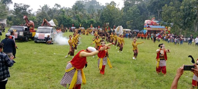 Kolaborasi  Kirab Budaya Lokal Dengan Penampilan Sound Horeg di Acara Bancakan  Salak Wonosalam Jombang