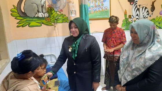 Wabup Situbondo Ulfiyah, Jenguk Balita Digigit Ular Cobra di RSU