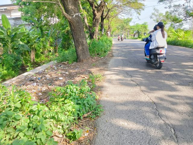 Setelah Diberitakan, DLH Jombang Akhirnya Bersihkan Tumpukan Sampah di Jalan Raya Mojoagung