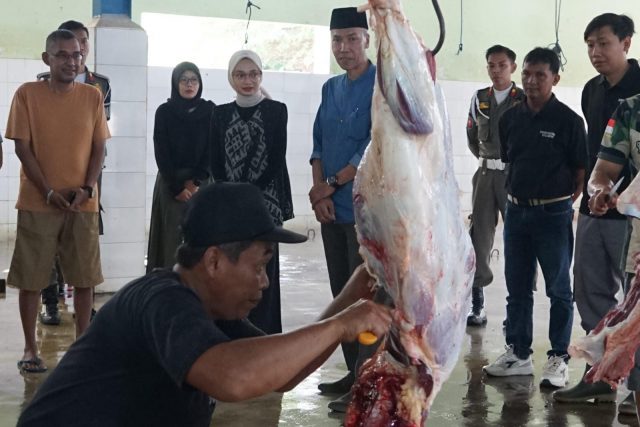 Wali Kota Kediri Tinjau RPH Pojok, Pastikan Penyembelihan Kurban Sesuai Prosedur