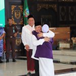 Bupati Jombang Sambut Kepulangan Jemaah Haji Kloter 18 dengan Haru dan Doa
