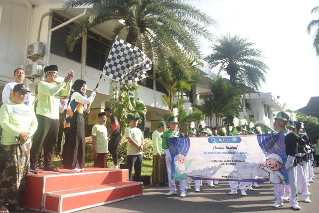 Mbak Wali Kota Kediri dan Gus Qowim Berangkatkan Pawai Ta’aruf  