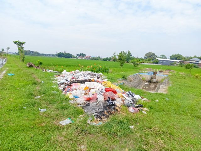Miris! Sampah Menggunung di Bantaran Sungai Jatiwates Jombang, Warga Desak Pemerintah Bertindak