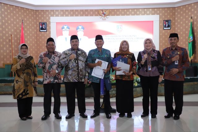 Pemkab Jombang Serahkan SK Purna Tugas, Bupati Warsubi: “Pensiun Adalah Babak Baru Pengabdian