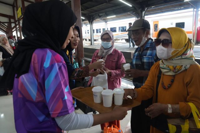 Sejumlah Penumpang Kereta Api di Jember Nikmati Sensasi Ngopi Bareng On Station