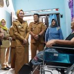 Kunjungi Rumah Warga, Mbak Wali Serahkan Bantuan Alat Bantu Mobilitas dan Biaya Hidup