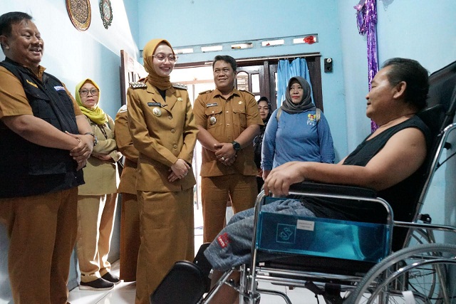 Kunjungi Rumah Warga, Mbak Wali Serahkan Bantuan Alat Bantu Mobilitas dan Biaya Hidup