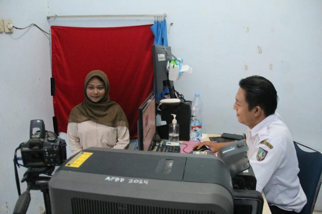 Stok Blanko Terbatas, Layanan e-KTP di Jombang Tersendat