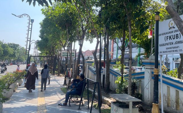 Lampu Taman Trotoar Rusak, Warga Keluhkan Kondisi Gelap di Jalan Wahid Hasyim
