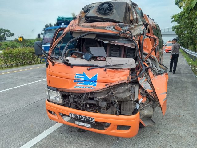 Dua Orang Luka Berat dalam Kecelakaan Elf dan Truk di Tol Jombang-Mojokerto KM 702