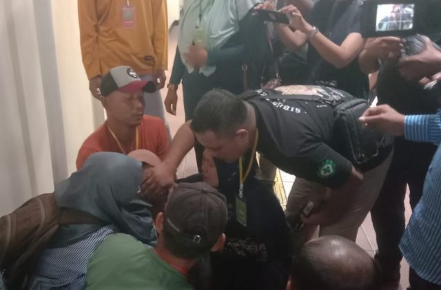 Tangis Histeris Pecah di Sidang Perdana Kasus Pembunuhan Siswi SMA di Jombang