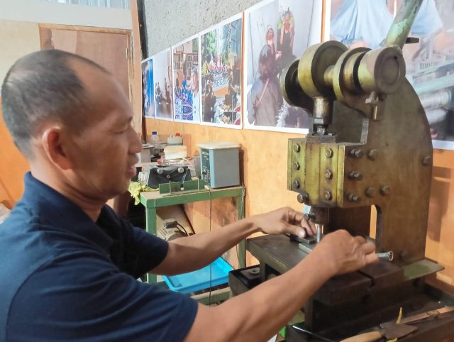 Harga Bahan Baku Melonjak, Pengrajin Perak-Kuningan Wonosalam Tetap Bertahan