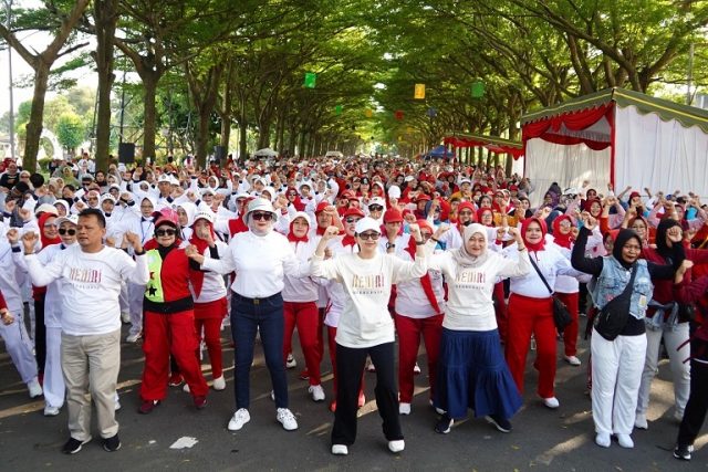 Senam Bersama Ratusan Lansia, Mbak Cicha: Supaya Tetap Bugar di Usia Senja