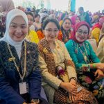 Puncak HUT Dekranasda ke-45, Mbak Cicha Kenakan Pakaian Motif Khas Kabupaten Kediri
