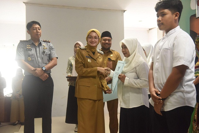 Serahkan Ijazah Kesetaraan, Mbak Wali Targetkan Tidak Ada Angka Putus Sekolah di Kota Kediri 